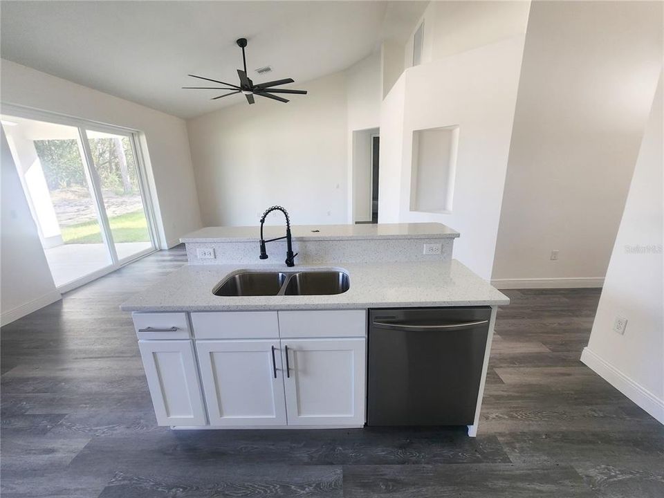 待售: $407,000 (4 贝兹, 2 浴室, 1706 平方英尺)