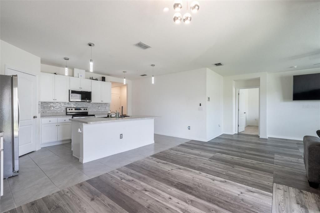 На продажу: $335,900 (4 спален, 2 ванн, 1872 Квадратных фут)