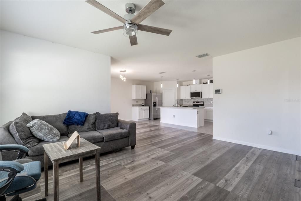 На продажу: $335,900 (4 спален, 2 ванн, 1872 Квадратных фут)