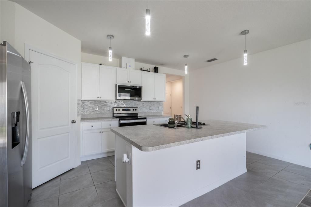 На продажу: $335,900 (4 спален, 2 ванн, 1872 Квадратных фут)