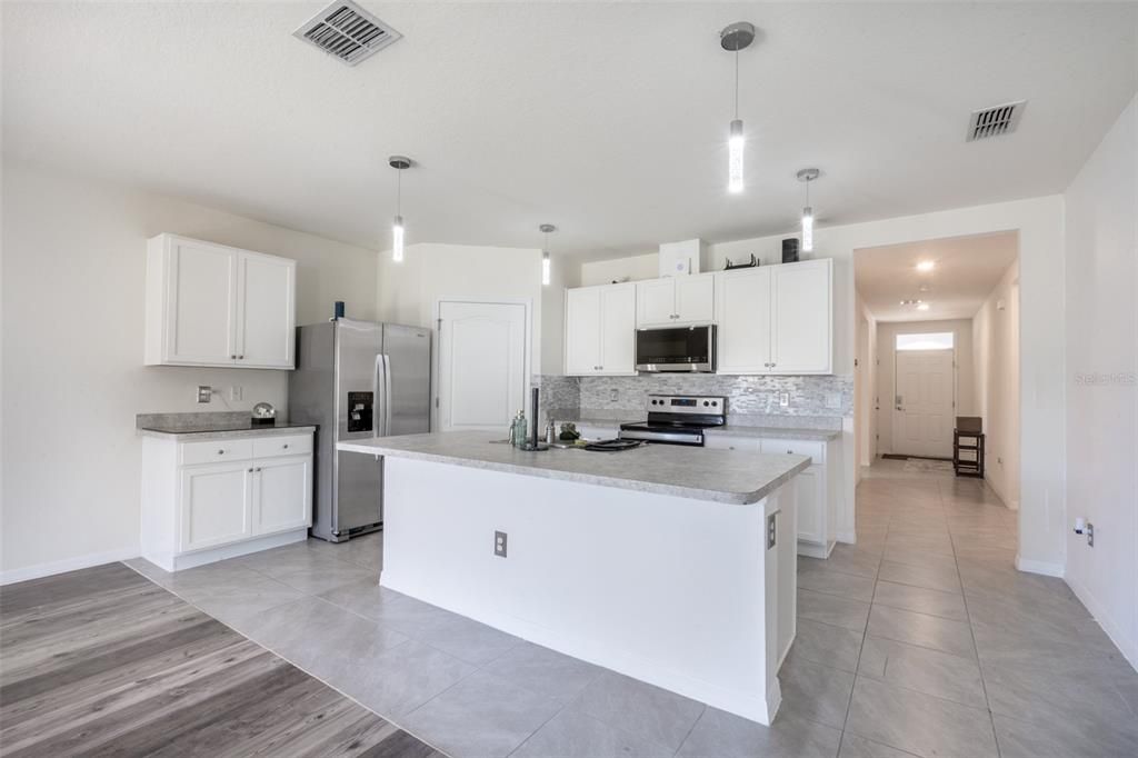 На продажу: $335,900 (4 спален, 2 ванн, 1872 Квадратных фут)