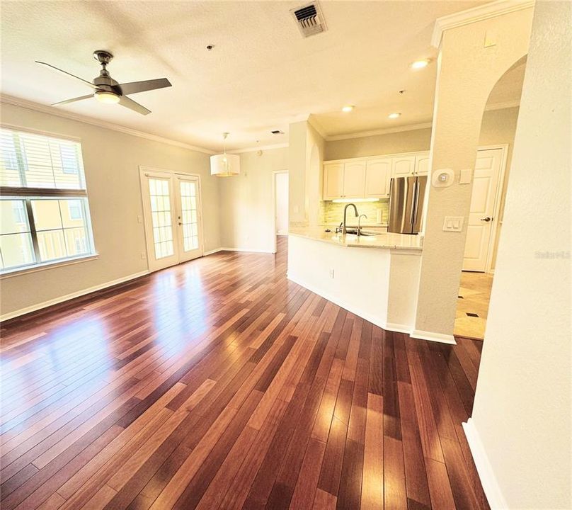 Active With Contract: $2,000 (2 beds, 2 baths, 993 Square Feet)