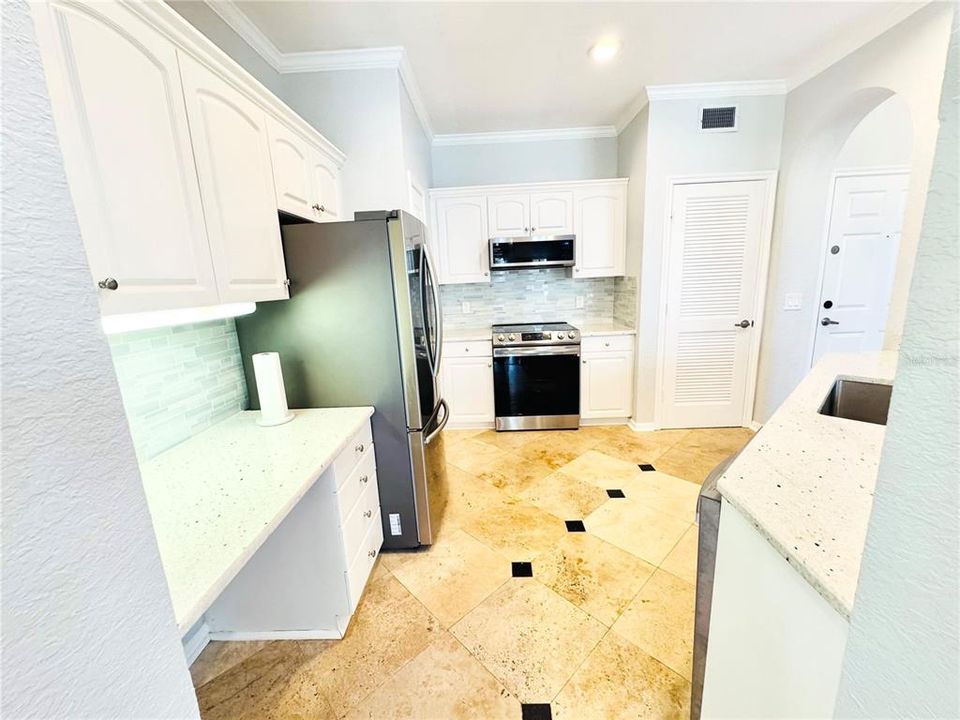 Active With Contract: $2,000 (2 beds, 2 baths, 993 Square Feet)