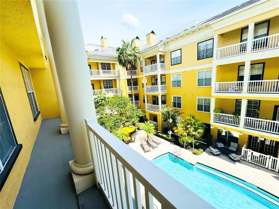 Active With Contract: $2,000 (2 beds, 2 baths, 993 Square Feet)