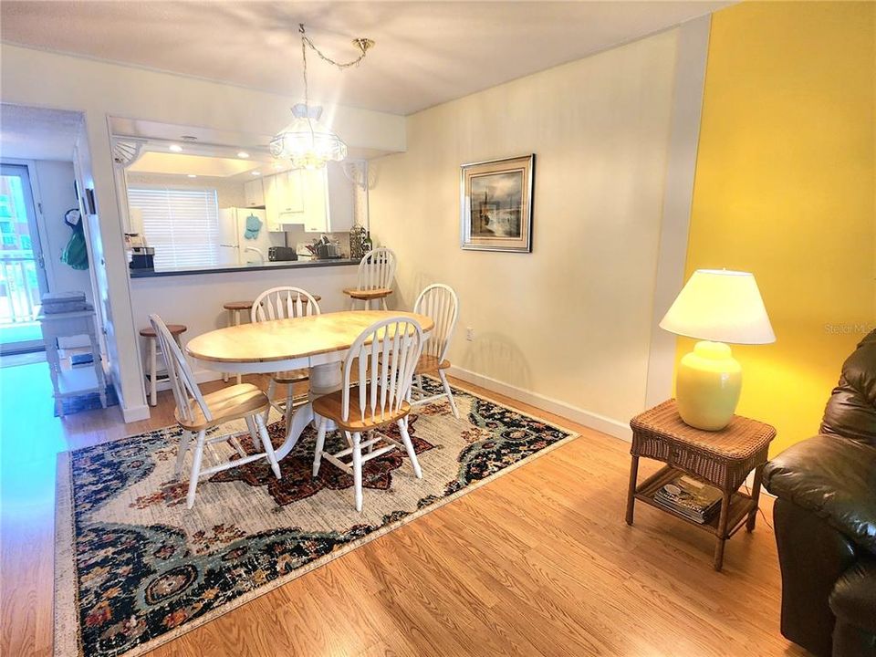 For Sale: $249,000 (2 beds, 2 baths, 1090 Square Feet)