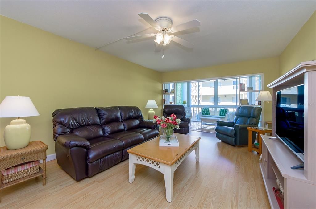 For Sale: $249,000 (2 beds, 2 baths, 1090 Square Feet)