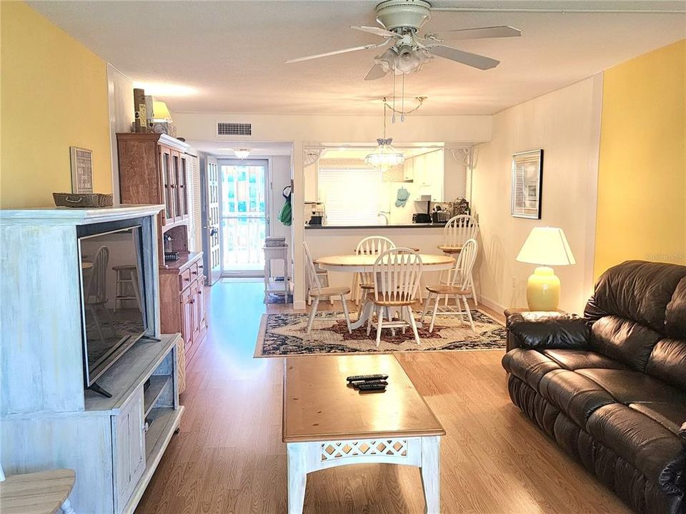 For Sale: $249,000 (2 beds, 2 baths, 1090 Square Feet)