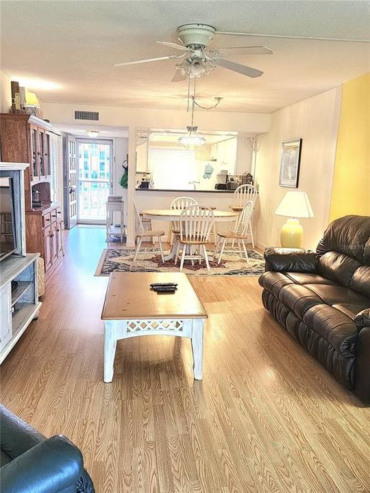 For Sale: $249,000 (2 beds, 2 baths, 1090 Square Feet)