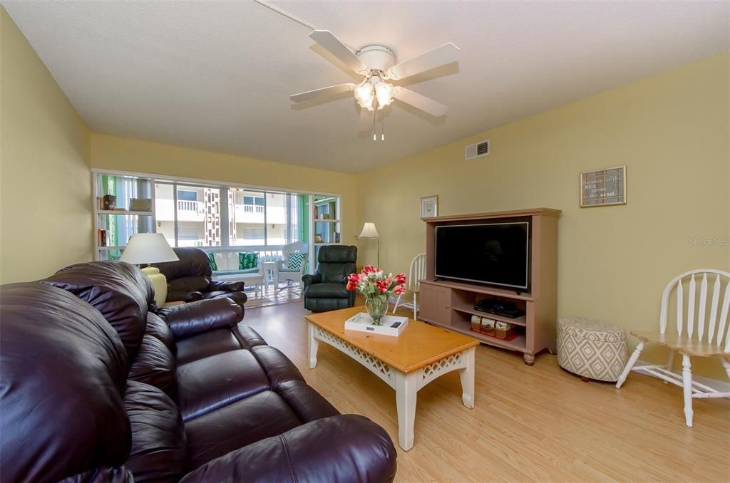 For Sale: $249,000 (2 beds, 2 baths, 1090 Square Feet)