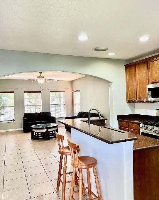 出租: $3,100 (3 贝兹, 3 浴室, 2144 平方英尺)