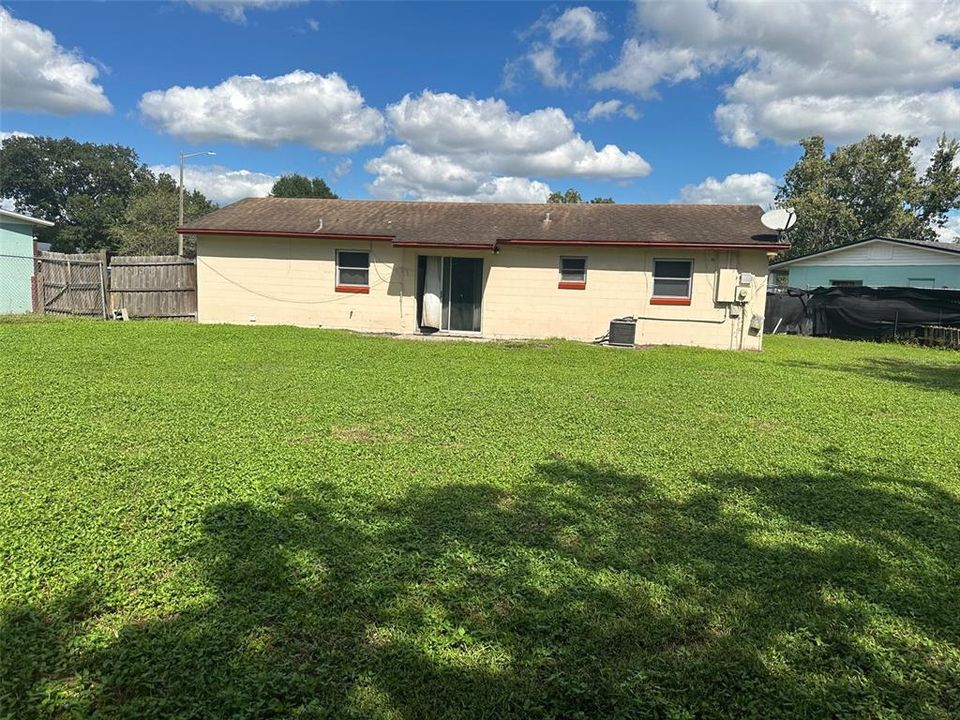 待售: $215,000 (3 贝兹, 1 浴室, 1056 平方英尺)