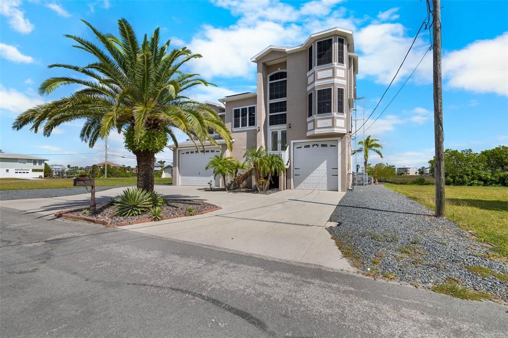 待售: $900,000 (4 贝兹, 2 浴室, 2567 平方英尺)