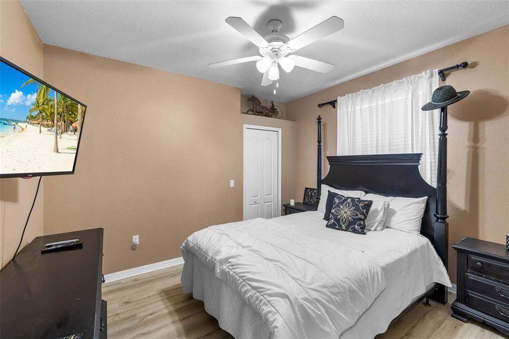 待售: $900,000 (4 贝兹, 2 浴室, 2567 平方英尺)