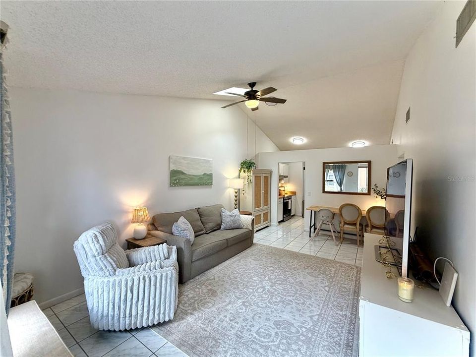 Active With Contract: $219,950 (2 beds, 2 baths, 930 Square Feet)
