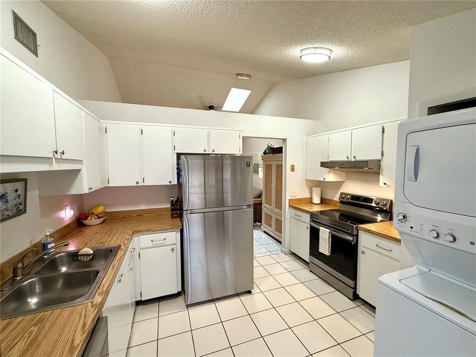 Active With Contract: $219,950 (2 beds, 2 baths, 930 Square Feet)