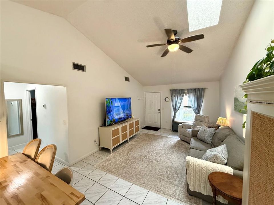 Active With Contract: $219,950 (2 beds, 2 baths, 930 Square Feet)