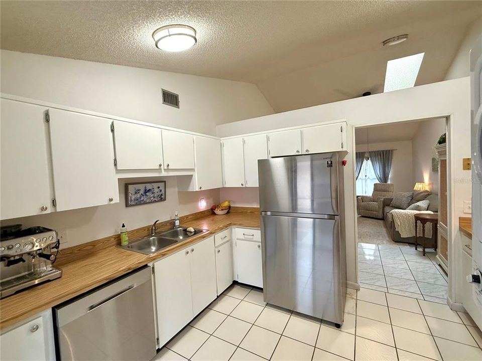 Active With Contract: $219,950 (2 beds, 2 baths, 930 Square Feet)