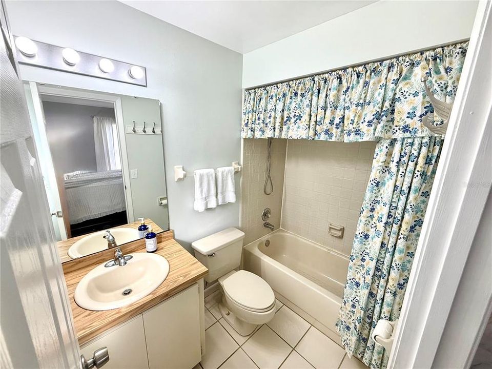 Active With Contract: $219,950 (2 beds, 2 baths, 930 Square Feet)