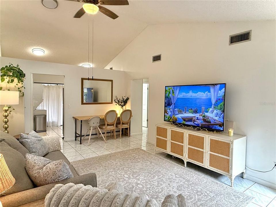 Active With Contract: $219,950 (2 beds, 2 baths, 930 Square Feet)