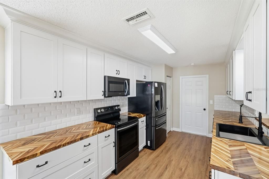 For Sale: $324,000 (3 beds, 2 baths, 1376 Square Feet)