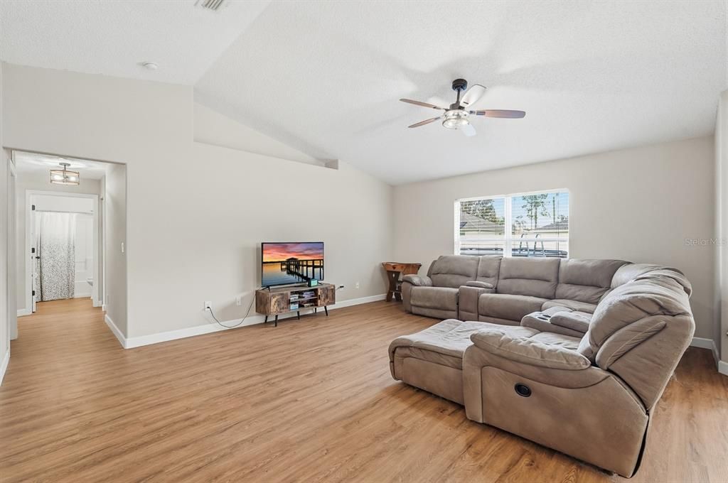 For Sale: $324,000 (3 beds, 2 baths, 1376 Square Feet)