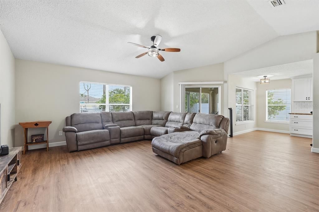 For Sale: $324,000 (3 beds, 2 baths, 1376 Square Feet)