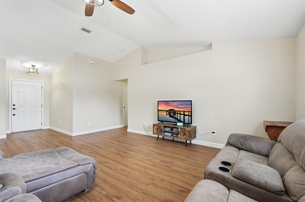 For Sale: $324,000 (3 beds, 2 baths, 1376 Square Feet)