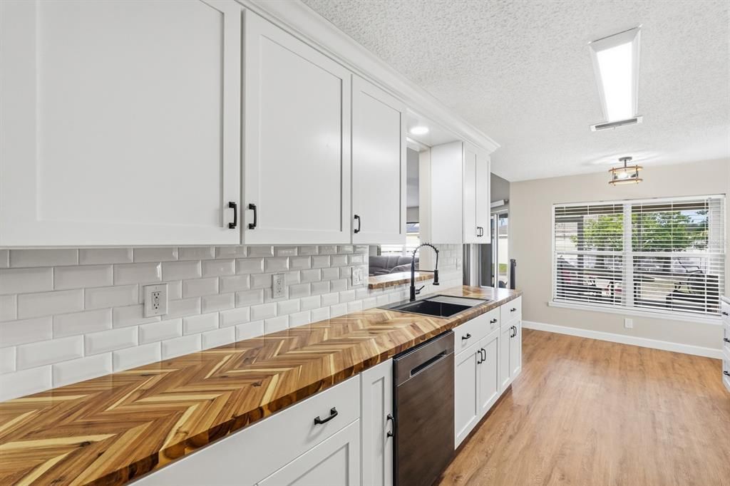 For Sale: $324,000 (3 beds, 2 baths, 1376 Square Feet)