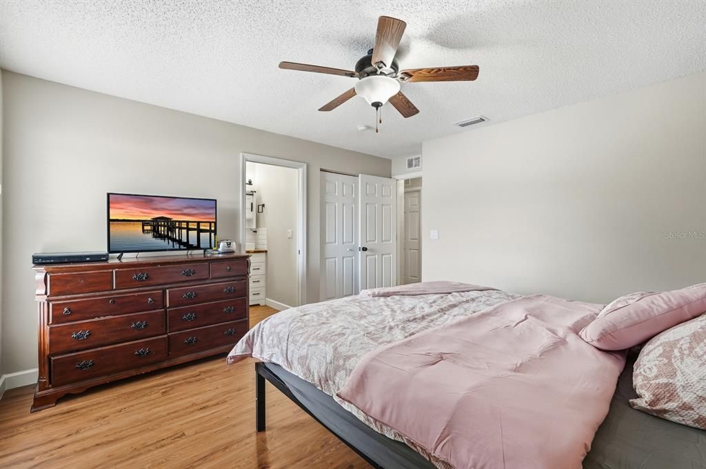 For Sale: $324,000 (3 beds, 2 baths, 1376 Square Feet)