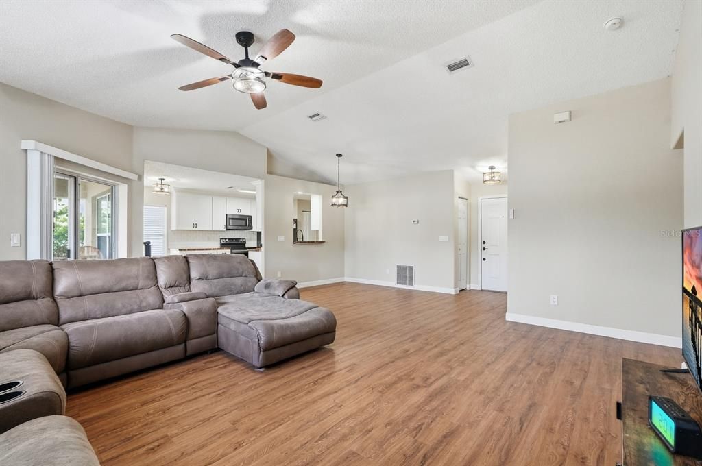 For Sale: $324,000 (3 beds, 2 baths, 1376 Square Feet)