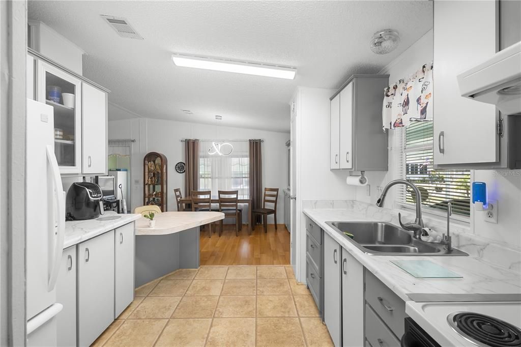 For Sale: $168,000 (2 beds, 2 baths, 1066 Square Feet)