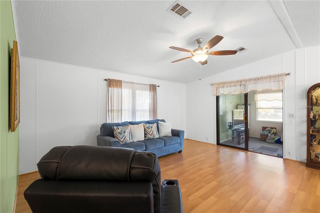 For Sale: $168,000 (2 beds, 2 baths, 1066 Square Feet)