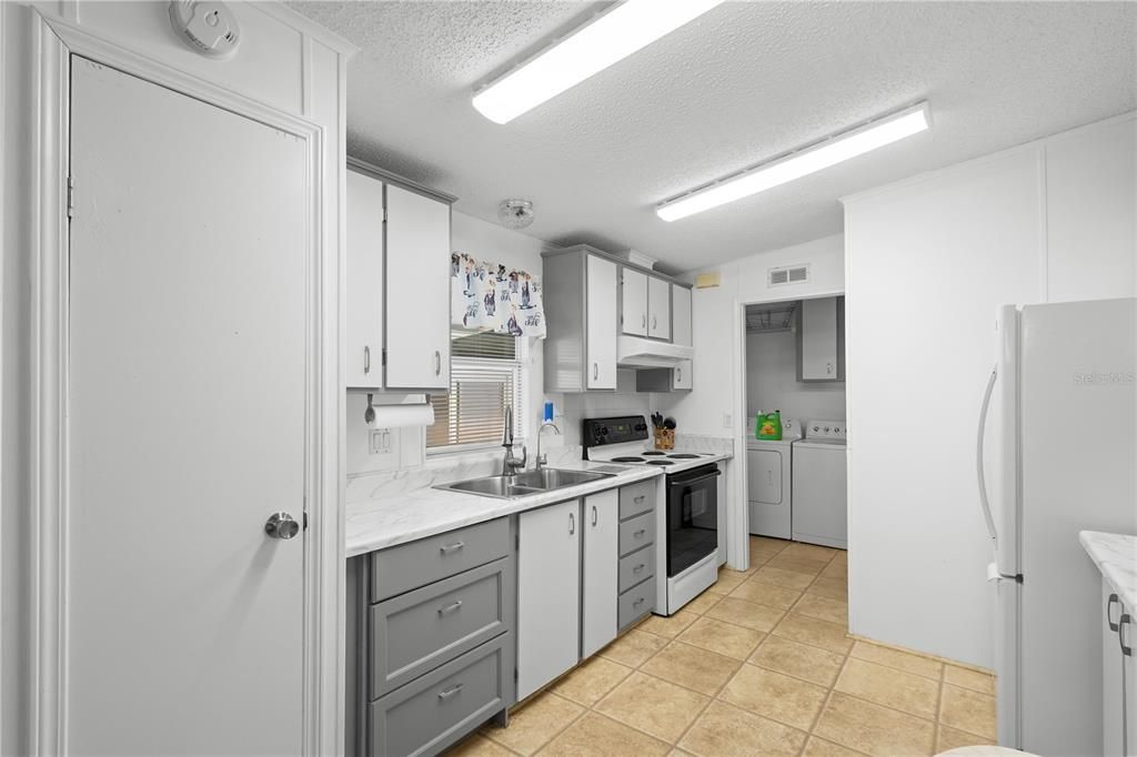 For Sale: $168,000 (2 beds, 2 baths, 1066 Square Feet)