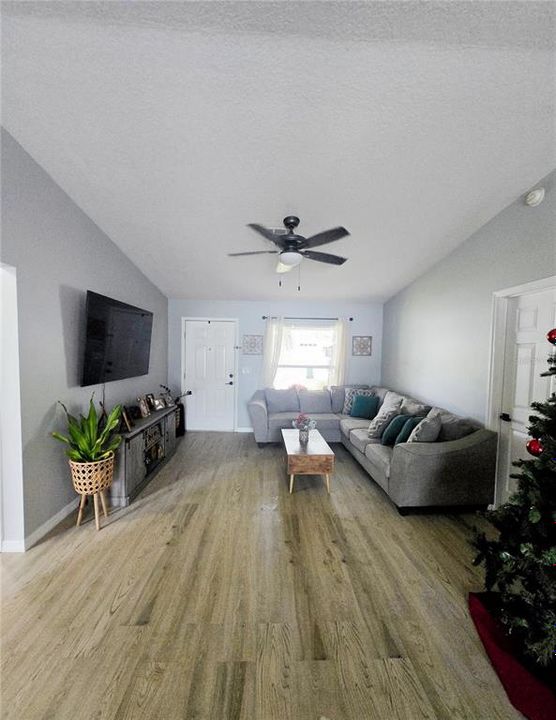 For Sale: $279,900 (3 beds, 2 baths, 1105 Square Feet)