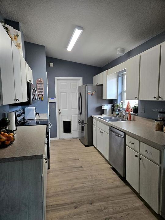 For Sale: $279,900 (3 beds, 2 baths, 1105 Square Feet)