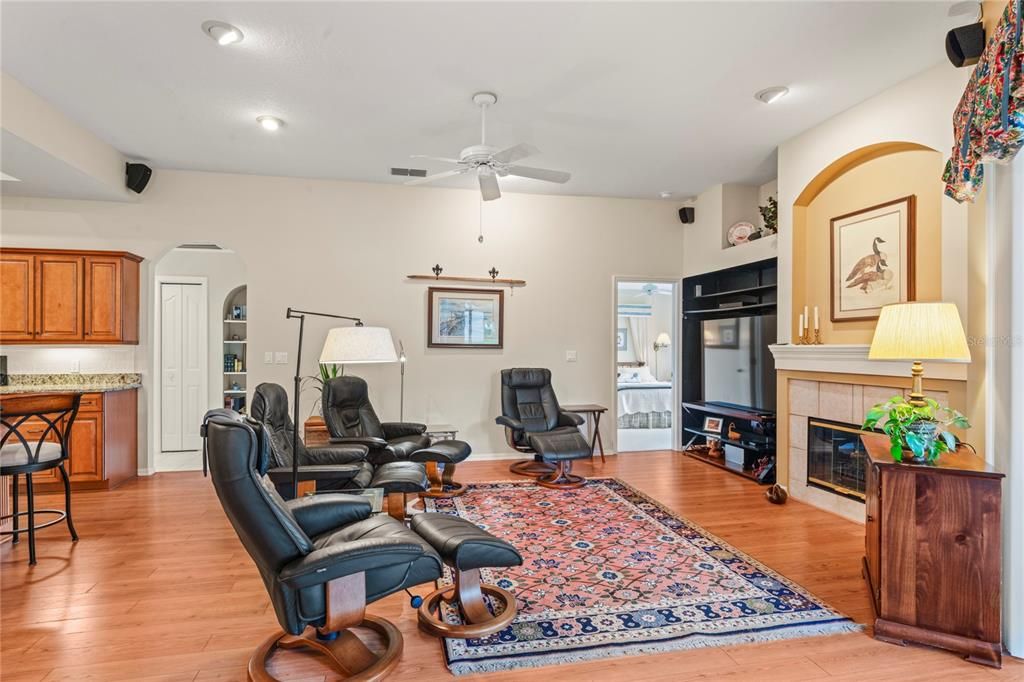 Под контрактом: $440,000 (4 спален, 3 ванн, 2468 Квадратных фут)