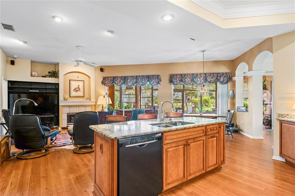 Под контрактом: $440,000 (4 спален, 3 ванн, 2468 Квадратных фут)