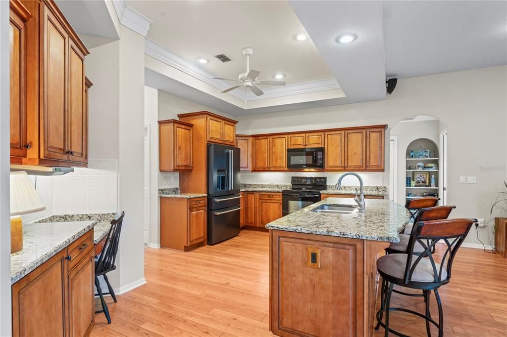 Под контрактом: $440,000 (4 спален, 3 ванн, 2468 Квадратных фут)