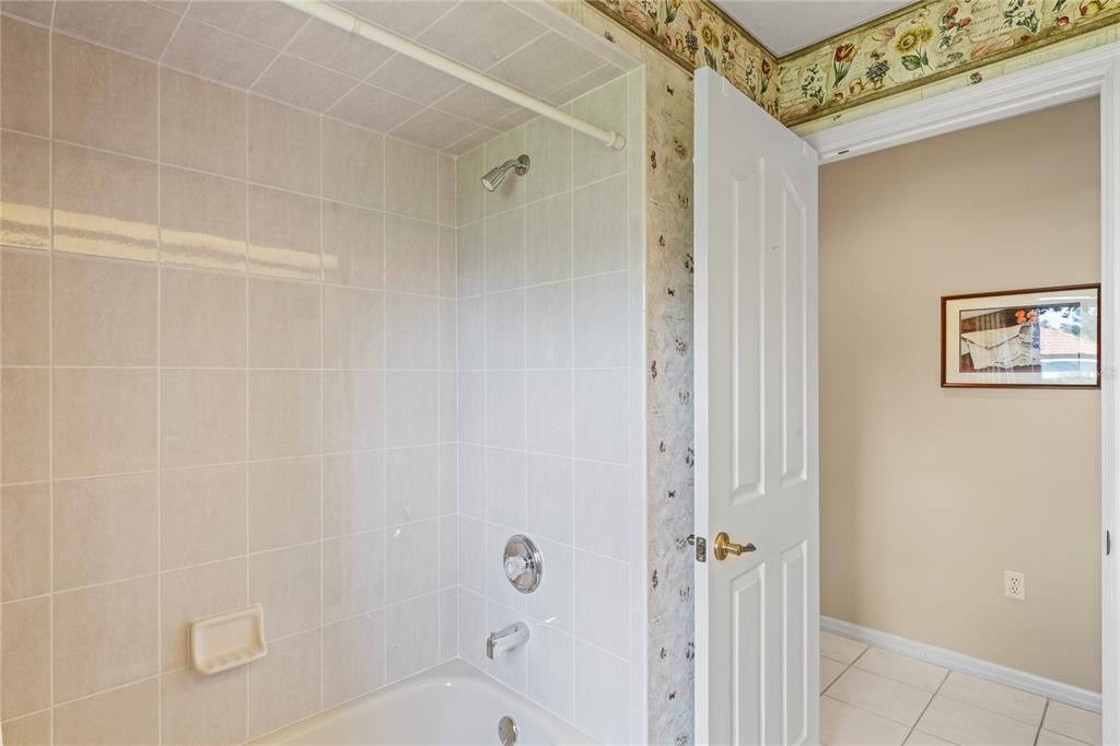 Под контрактом: $440,000 (4 спален, 3 ванн, 2468 Квадратных фут)