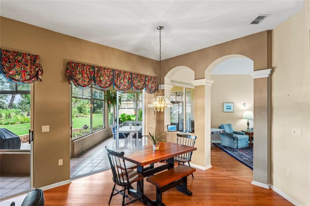 Под контрактом: $440,000 (4 спален, 3 ванн, 2468 Квадратных фут)