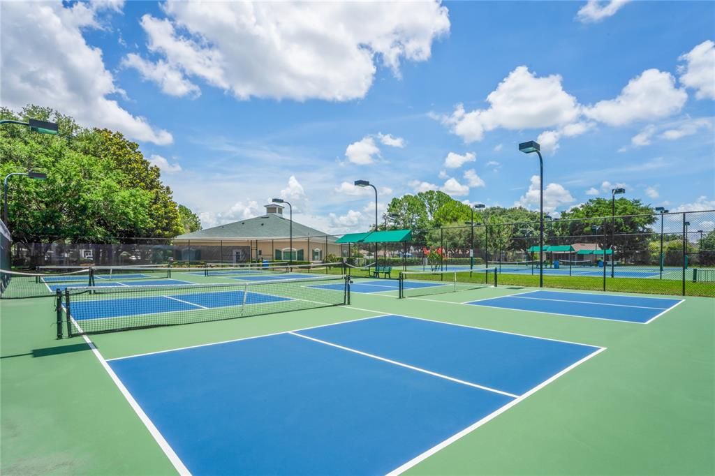 Под контрактом: $440,000 (4 спален, 3 ванн, 2468 Квадратных фут)