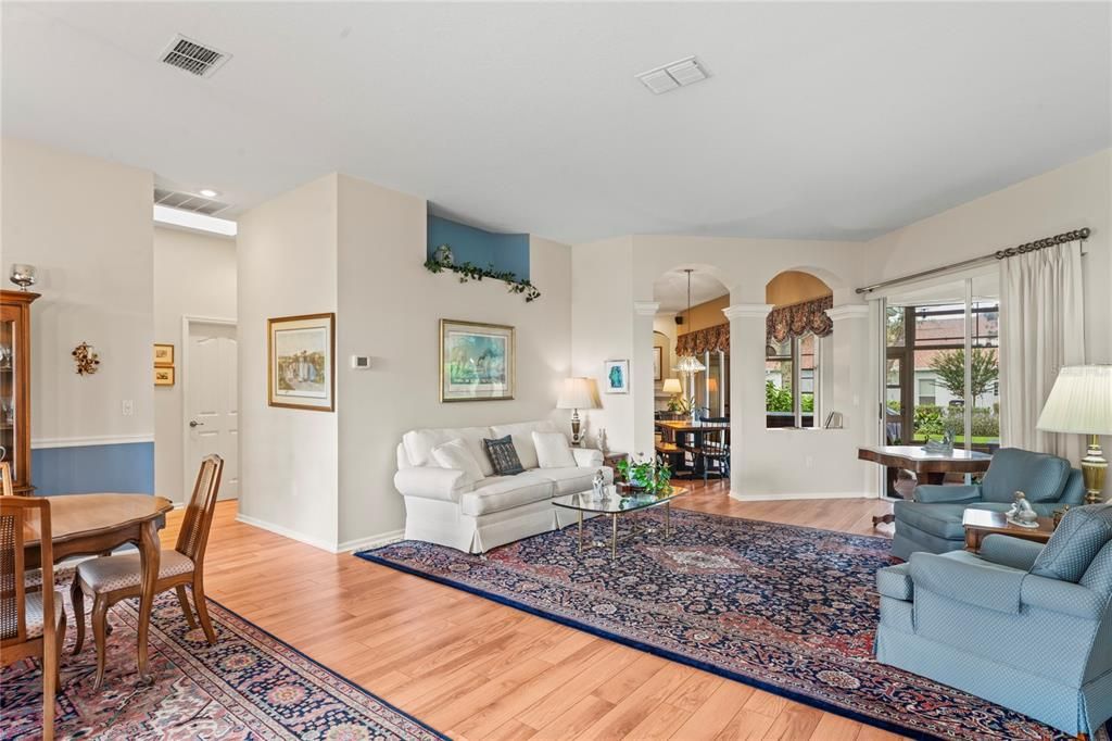 Под контрактом: $440,000 (4 спален, 3 ванн, 2468 Квадратных фут)