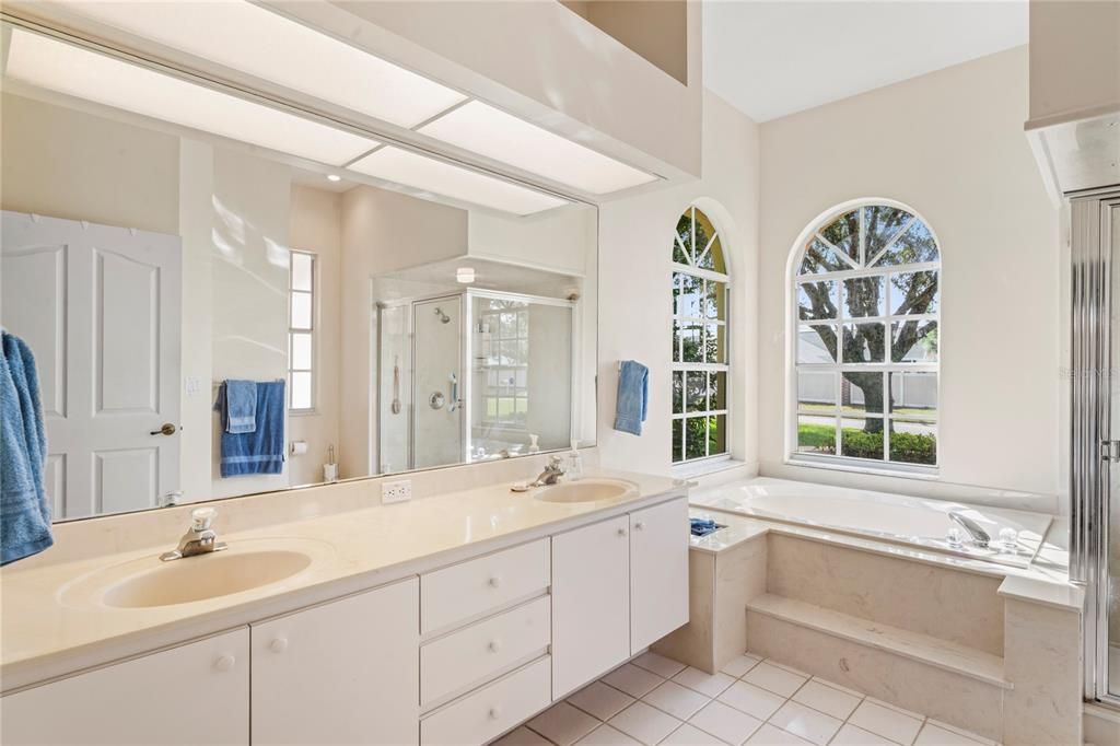 Под контрактом: $440,000 (4 спален, 3 ванн, 2468 Квадратных фут)