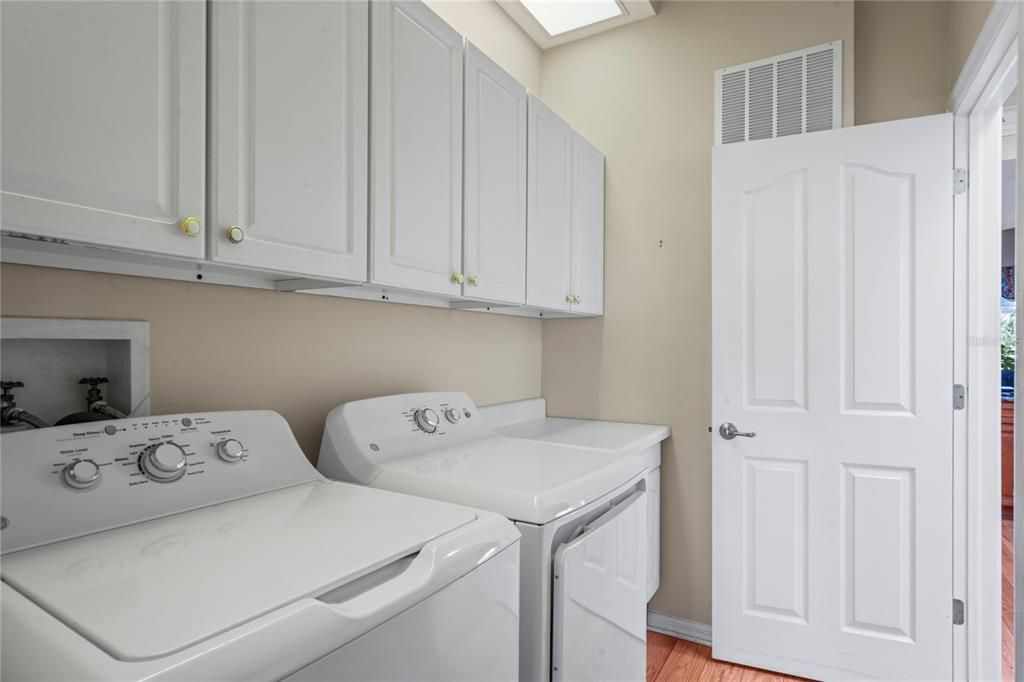 Под контрактом: $440,000 (4 спален, 3 ванн, 2468 Квадратных фут)