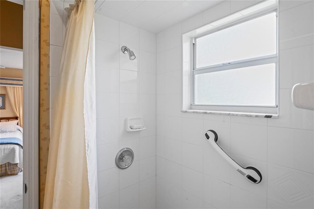 Под контрактом: $440,000 (4 спален, 3 ванн, 2468 Квадратных фут)