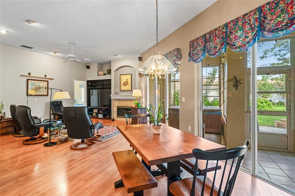 Под контрактом: $440,000 (4 спален, 3 ванн, 2468 Квадратных фут)