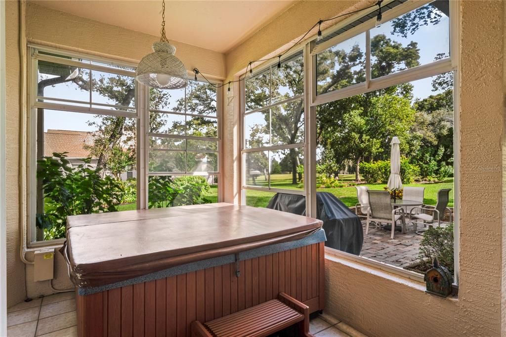 Под контрактом: $440,000 (4 спален, 3 ванн, 2468 Квадратных фут)