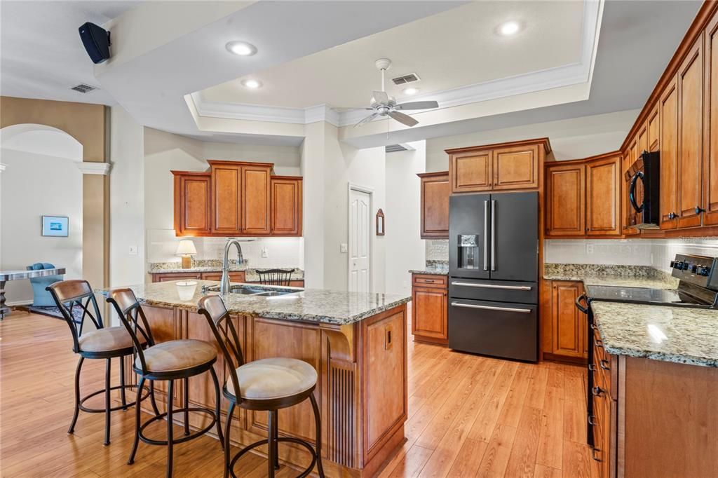 Под контрактом: $440,000 (4 спален, 3 ванн, 2468 Квадратных фут)