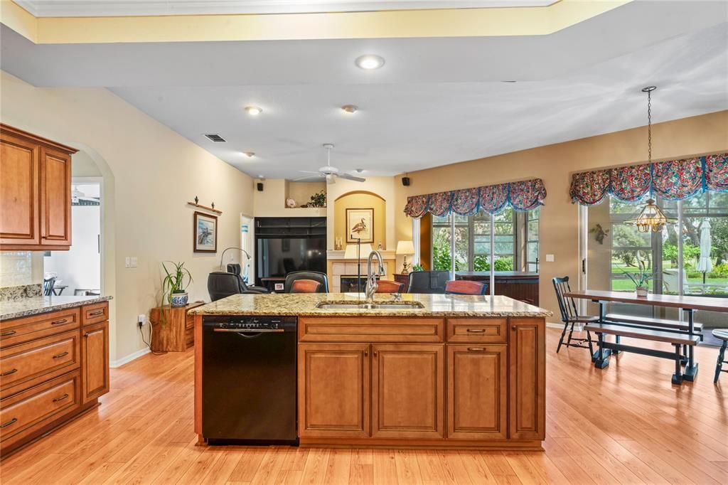 Под контрактом: $440,000 (4 спален, 3 ванн, 2468 Квадратных фут)