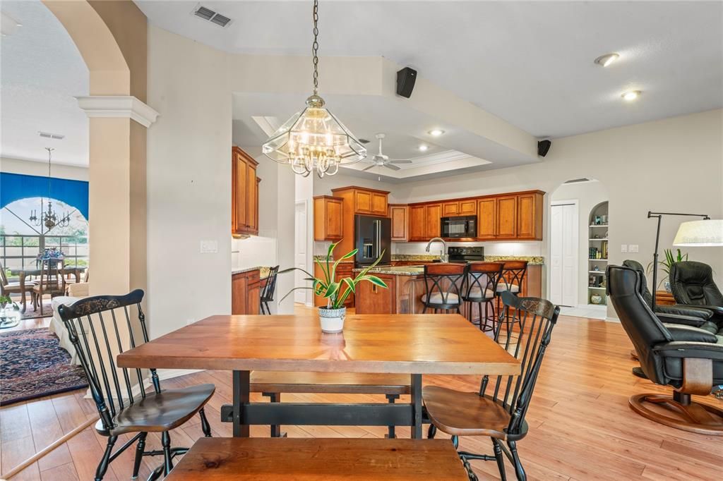 Под контрактом: $440,000 (4 спален, 3 ванн, 2468 Квадратных фут)